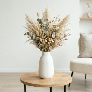 Vase blanc avec fleurs séchées